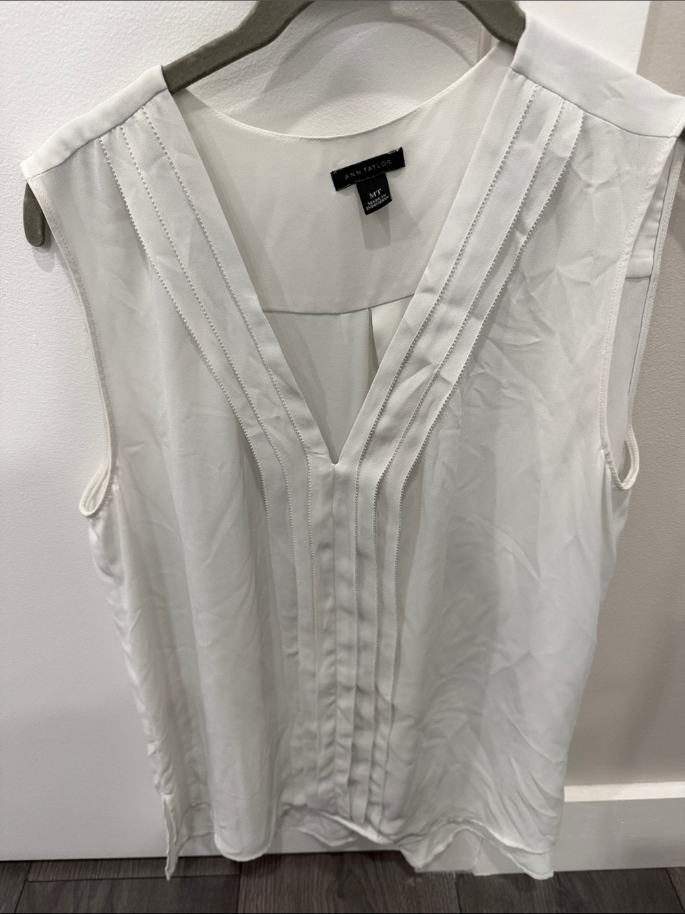 Ann Taylor White Sleeveless V-Neck Pintuck Camisole